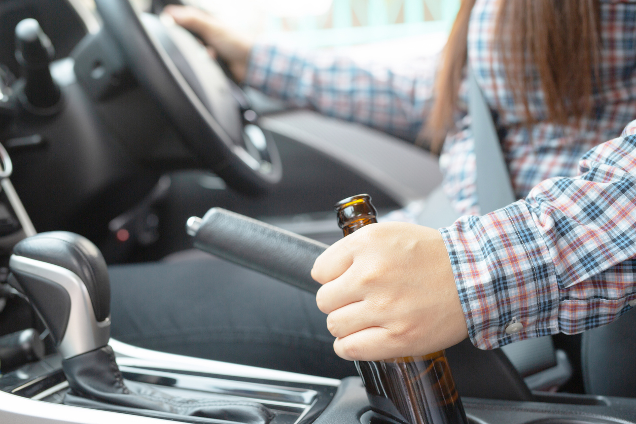 This woman eats beer while driving, emphasizes bottled beer.
